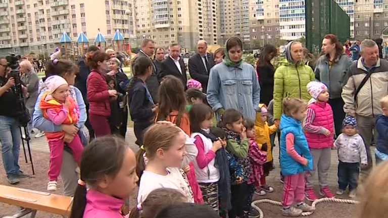 На улице Маршала Захарова торжественно открыли новые детские площадки