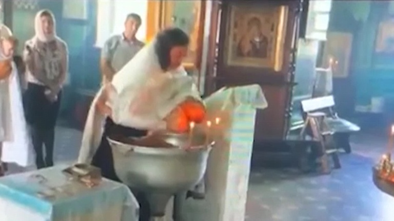Священник, грубо крестивший ребенка в Гатчине, не считает свои действия экстраординарными