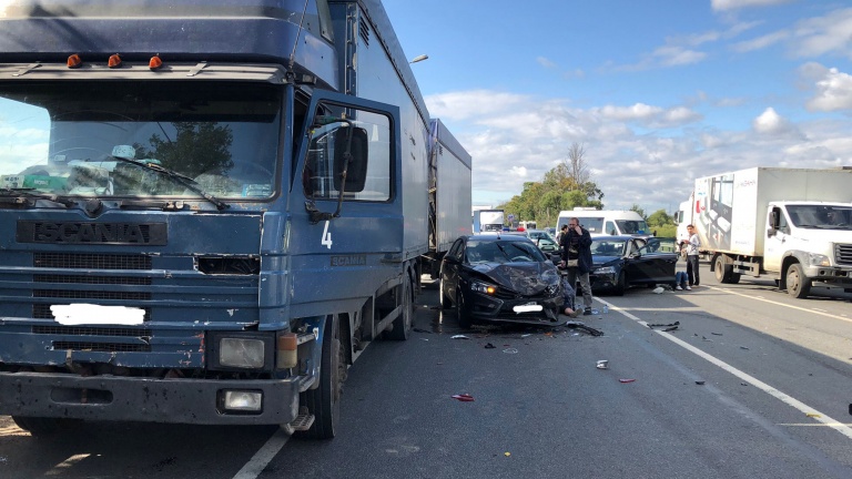 Авария с фурой собрала пробку на Московском шоссе