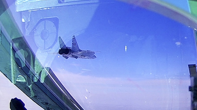 Воздушный бой. Экипаж истребителей МиГ-31БМ отточил навыки в стратосфере