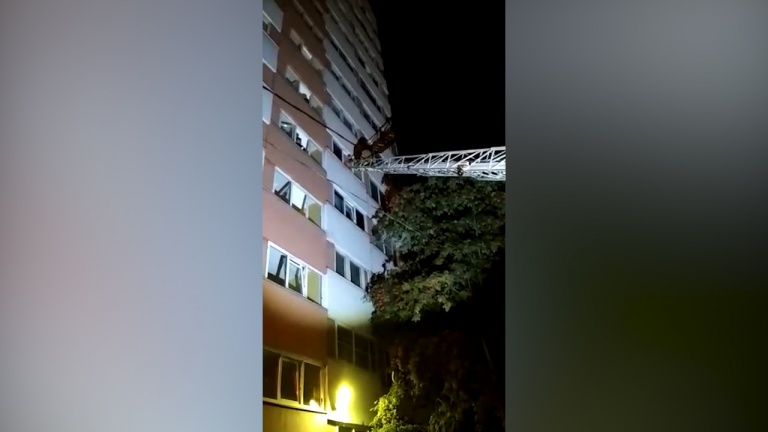 Петербуржцы вызвали спасателей, услышав детский крик из окна дома