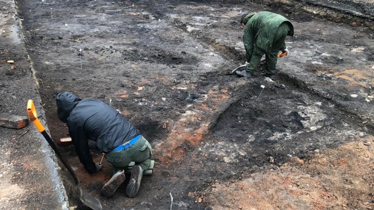 Фрагменты фундаментов зданий XVII века нашли при ремонте трамвайных путей на Среднеохтинском
