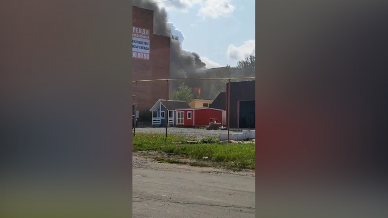 В Невском районе загорелся склад