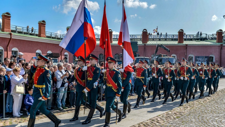 Парад Почетного караула в Петропавловке озвучат на английском и китайском