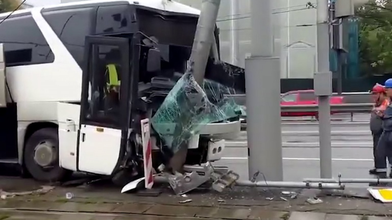 Автобус с китайскими туристами врезался в столб в Москве
