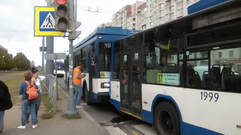 В ДТП с двумя троллейбусами в Петербурге пострадал пассажир