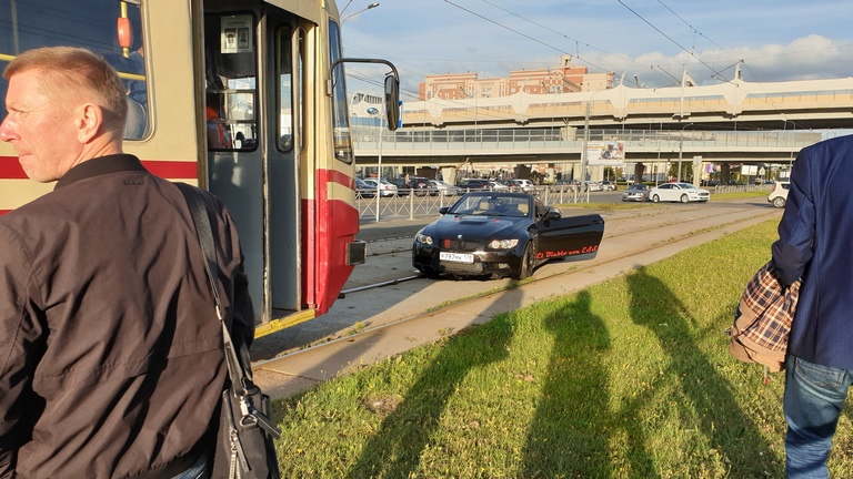 Кабриолет преградил путь трамваям на улице Савушкина