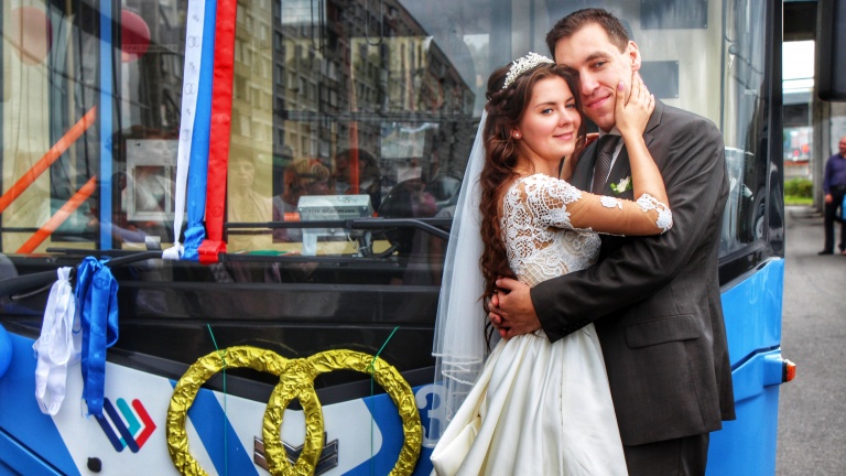 Петербургский электробус на день стал свадебным кортежем