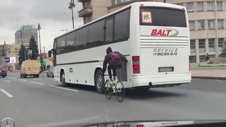 Петербуржцы возмутились велосипедистом, прицепившимся к автобусу