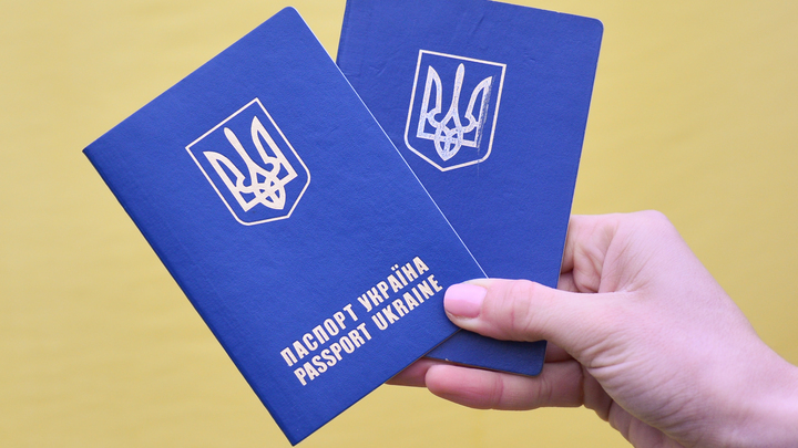 Автор "Чёрного бумера" попросил украинский паспорт ради женщины
