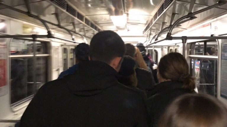 Движение по 4-й линии метро приостановили из-за падения пассажира на рельсы