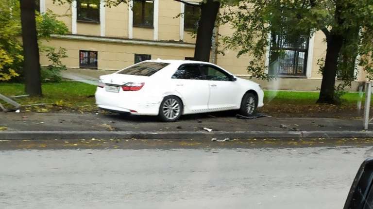 Иномарка после ДТП вылетела на тротуар и сбила пешехода на Большом Сампсониевском