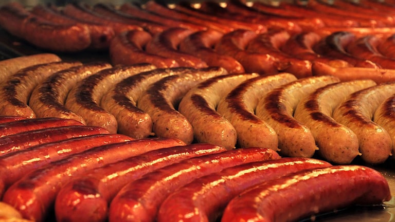 Неаппетитная находка: петербуржец купил червивую колбасу
