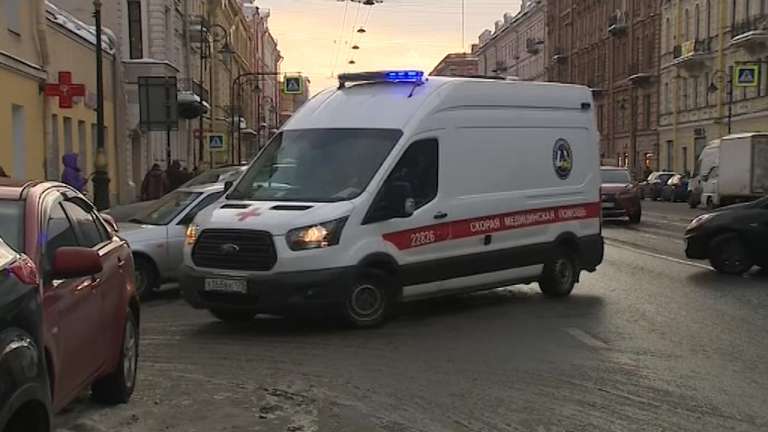 В Петербурге пенсионерка выжила после падения с четвертого этажа