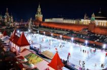 Власти Москвы открыли каток на Красной площади