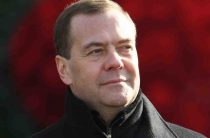 Медведев приказал увеличить доходы россиян