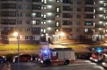 В Кудрово людей эвакуировали из многоэтажки из-за горящего мусора