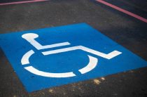 Инвалидам в Петербурге больше не нужны разрешения для остановки в зоне платной парковки