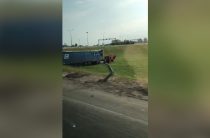 Фура улетела в кювет на повороте с КАД на Приморское шоссе