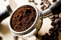 Диетологи выяснили, можно ли пить кофе в летнее время