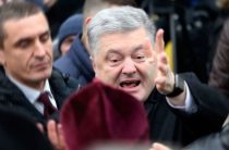 Порошенко бьётся в истерике: Президент Украины ударил белым шаром человека по голове, но потом получил ответку (ВИДЕО)