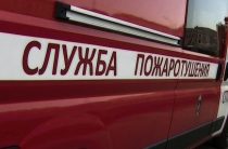 28 пожарных тушат ангар, загоревшийся в Красногвардейском районе