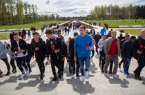 Игроки и тренеры «Зенита» почтили память жертв Великой Отечественной войны на Пискаревском кладбище