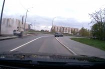 Момент аварии с перевернувшимся автомобилем во Фрунзенском районе попал на видео