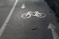 В Петербурге предложили сузить дорожную полосу в пользу велосипедистов