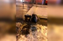 Три человека пострадали из-за падения рекламного щита на Невском