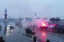 Болельщики в честь «Зенита» зажгли файеры на стрелке Васильевского острова. Видео