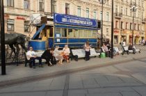 У станции метро «Василеостровская» установили «ленинградские диваны»