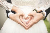 Социологи нашли связь между бедностью и крепким браком