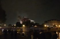 Петербурженка: Толпы французов молятся о спасении собора Парижской Богоматери