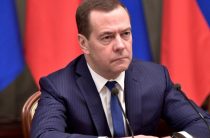 Дмитрий Медведев поручил продумать оптимизацию графиков работы школ и детских садов