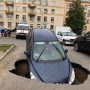 На Варшавской улице «Пежо» провалился в яму
