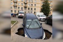 На Варшавской улице «Пежо» провалился в яму