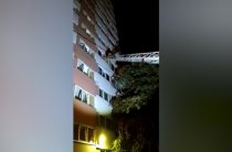 Петербуржцы вызвали спасателей, услышав детский крик из окна дома