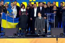 Порошенко и Зеленский встали на колени во время дебатов в Киеве