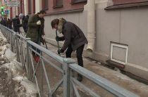 Сотрудники Смольного продолжают помогать в уборке петербургских улиц от снега и наледи