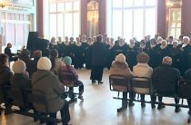 Хор ветеранов дал праздничный концерт на Витебском вокзале