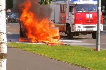BMW сгорел после массовой аварии в Приморском районе, один человек пострадал