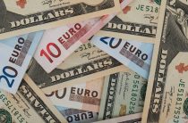 Аналитики дали рекомендации, стоит ли покупать валюту к летним отпускам