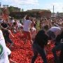 Впервые в России. Как петербуржцы сражались томатами на стадионе «Кировец»