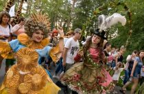В Петербурге карнавальным шествием открылся фестиваль уличных театров