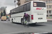 Петербуржцы возмутились велосипедистом, прицепившимся к автобусу