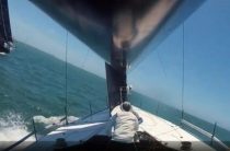 Яхта «Броненосец» борется за победу в гонке у берегов Испании