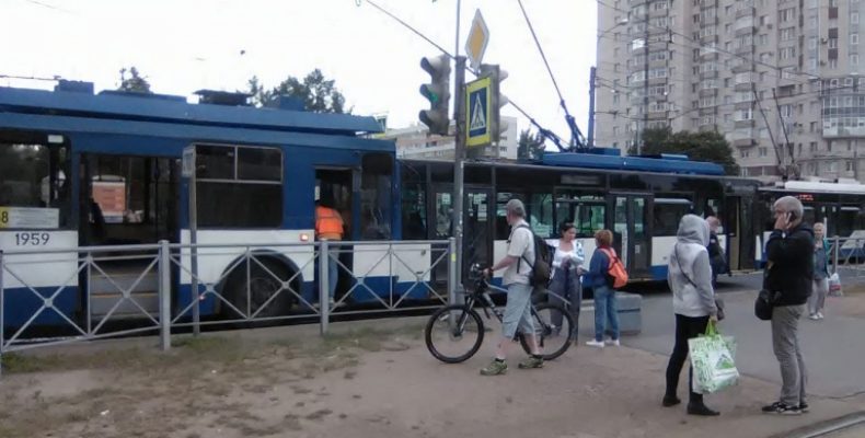В ДТП с двумя троллейбусами в Петербурге пострадал пассажир