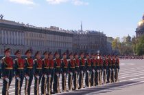 По Дворцовой площади пройдет военный парад в честь Дня российской гвардии