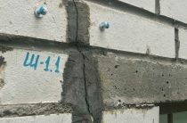 На 2-м Муринском проспекте на стене дома появилась трещина